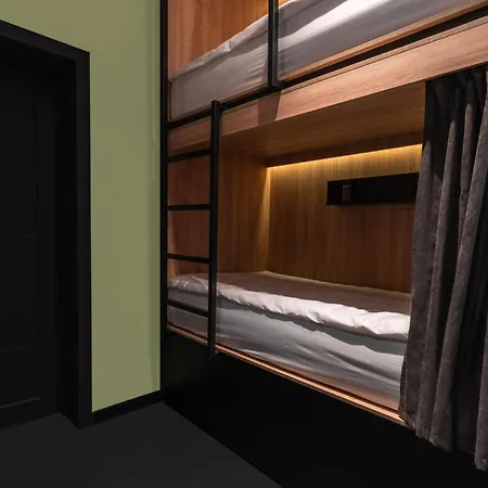Globe Runner Rooms & Dorms-3