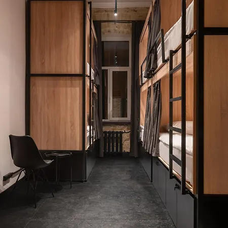 Globe Runner Rooms & Dorms-2